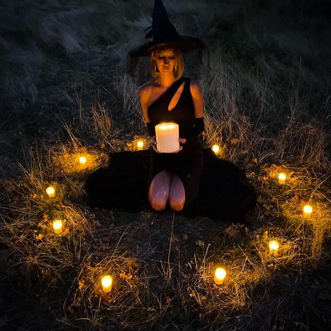 Witch Pictures Ideas, Halloween Boudier Ideas, Outdoor Witch Photoshoot, Halloween Spooky Photoshoot, Witchy Photo Shoot Ideas, Witchy Themed Photoshoot, Witch Theme Photo Shoot, Simple Halloween Photoshoot, Indoor Halloween Photoshoot