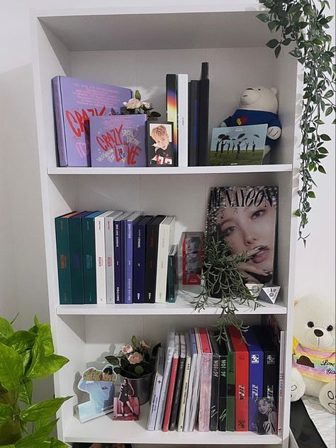 Cute Book Display Bedroom, Kpop Storage Ideas, Kpop Bookshelf Aesthetic, Kpop Album Organization Ideas, Shelf Decor Kpop, Kpop Album Shelf Aesthetic, Kpop Album Storage Ideas, Collection Room Ideas, Kpop Shelf Ideas Small