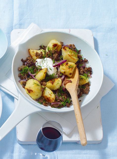 Comfort food doesn't get better than this. Crispy fried potatoes, spicy beef and a big dollop of soured cream to serve. Hygge Recipes, Hygge Food, Cowboy Food, Nordic Diet, Denmark Food, Viking Food, Nordic Recipe, Hash Recipe, Breakfast Low Carb