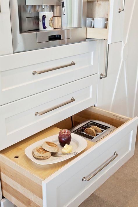 Look! There's a Toaster in This Kitchen Drawer Kitchen Countertops Organization, Kitchen Space Savers, Easy Diy Ideas, Kitchen Counter Organization, Coastal Interiors, Kitchen Drawers, Trendy Kitchen, Storage Design, Ombre Color