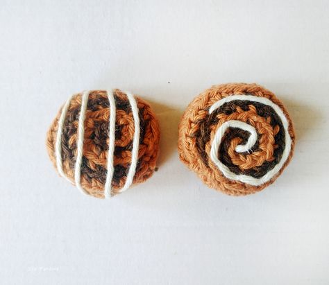 Crochet Cinnamon Roll Free Pattern, Roll Pillow, Crochet Keychain Pattern, Diy Posts, Crochet Food, Crochet Keychain, Cinnamon Roll, Amigurumi Free Pattern, Yarn Crafts