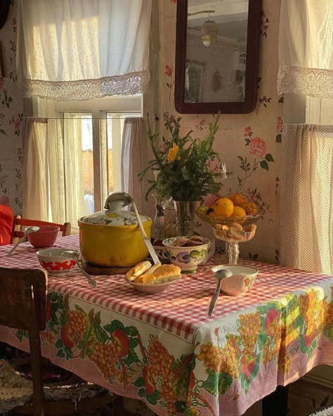 faina (@korsancikmazi) on X Polish Countryside Aesthetic, Slavic Kitchen, Polska Aesthetic, Naturalist Decor, Russian Aesthetic, Eclectic Lighting, Bohemian Kitchen, Cottage In The Woods, Granny Chic