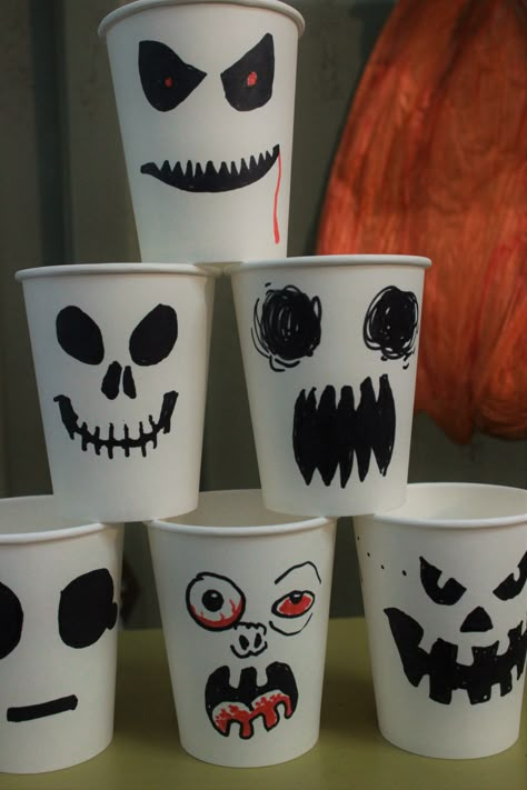 Halloween Cup Decorations, Halloween Cups Diy, Ideas Para Halloween Decoration, Haloween Decoracion Diy, School Halloween Decorations, Black And White Halloween Party, Ideas Para Halloween, Halloween Candy Crafts, Halloween Party Cups