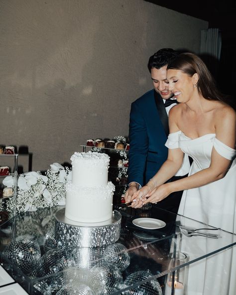 Pearl wedding cakes and vintage wedding cakes have both become such classics at this point, I don't see either of them going anywhere! This adorable 2-tier pearl cake for Ashley & Danny's Scottsdale wedding is a perfect example 🤍 Just the right amount of elegance and how fun is that disco ball cake table?! Venue: @mccormickranchgolfclub Planner: @tietheknotbytessa Photographer: @desertpineco Content Creator: @taylorschlichtphoto Videographer: @somethingnew.media Flowers, Signage + Stat... Disco Wedding Cake, Wedding Cake Two Tier, Wedding Cake Pearls, Pearl Cake, Scottsdale Wedding, Wedding Cakes Vintage, Cake Table, Disco Ball, Vintage Wedding