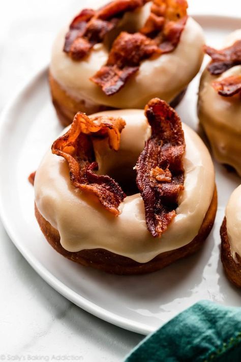 Bacon Doughnut, Doughnut Bar, Savory Donuts, Maple Bacon Donut, Maple Icing, Baking Lessons, Bacon Donut, Delicious Meatloaf, Homemade Donuts Recipe