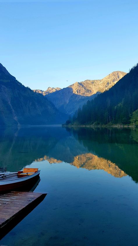 Bergsee mit Boot bei Sonnenaufgang Insta Reel, Dreams Will Come True, The Right Move, Beautiful Places In The World, Summer Pictures, Safe Space, Future Life, Nature Travel, Nature Pictures