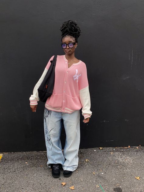 @iconikki #streetwear #outfitinspo #fashion #fashioninspo #streetwearstyle #butterflylocs #locs #collegelife #outfitideas #prettygirls Tom Girl, Outfit Homme, Fit Checks, Jean Fit, Everyday Fits, Faux Locs Hairstyles, Baggy Jean, Dressy Casual Outfits, Fits Inspo