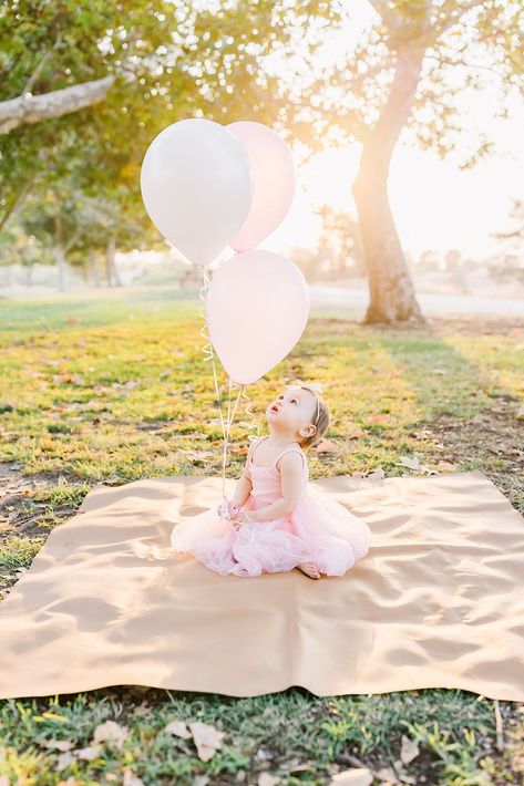 Fall Outdoor First Birthday Photos, Family First Birthday Photos, 1st Birthday Photo Shoot Ideas Outdoor, Outdoor Cake Smash Girl, Cake Smash Photos Outdoor, Fall First Birthday Photoshoot, First Birthday Outdoor Photoshoot, Outdoor 1st Birthday Pictures, Outdoor First Birthday Pictures