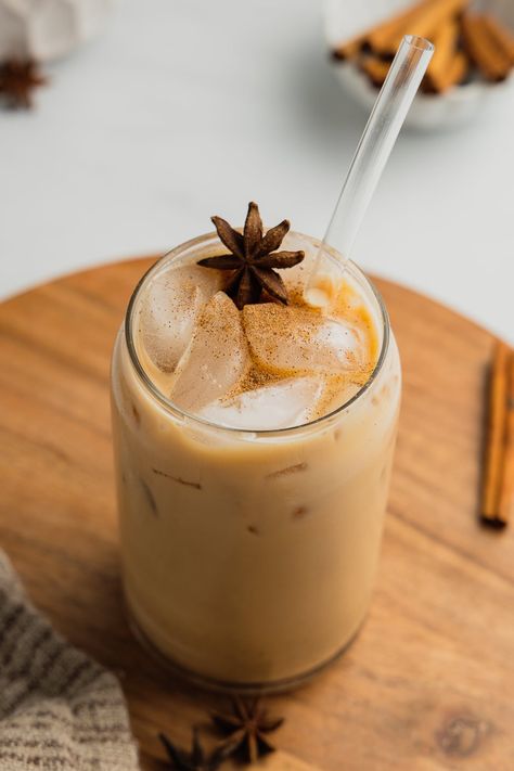 An iced vanilla chai latte is a deliciously sweet and delightfully spiced combination of vanilla simple syrup, homemade chai latte concentrate, topped with the chilled milk of your choice. Chai Tea Latte Aesthetic, Vanilla Chai Latte Recipe, Homemade Chai Latte, Vanilla Simple Syrup, Vanilla Chai Latte, Chai Concentrate, Te Chai, Chai Latte Recipe, Homemade Chai