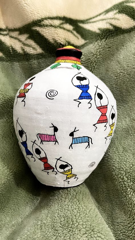 With colorful Warli figurines Piggy Bank Diy, Painting Indian, Painted Bottles, Hand Painted Bottles, Bracelets Patterns, Diy Friendship Bracelets Patterns, Art Decor Diy, Friendship Bracelets Diy, Bottle Painting