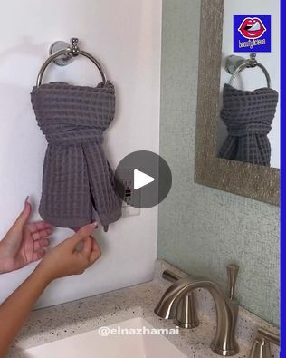 How To Make a Bow Out Of Towels! | How To Make a Bow Out Of Towels! | By BeautyliciousFacebook How To Fold Restroom Towels, Hand Towel Bow Fold, How To Fold A Hand Towel Fancy, Folding Towels Fancy, Bathroom Hand Towel Ideas, Air Travel Outfits, Bathroom Towel Hanging Ideas, Hand Towel Bathroom, Fancy Towels