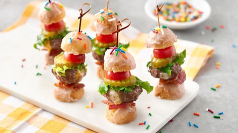 Sweet and savory, these Juicy Lucy sliders with donut hole buns are the ultimate party snack. Juicy Lucy, Hawaiian Sweet Rolls, Candied Bacon, String Cheese, Slider Recipes, Finger Food Appetizers, Wrap Recipes, Best Appetizers, Party Snacks