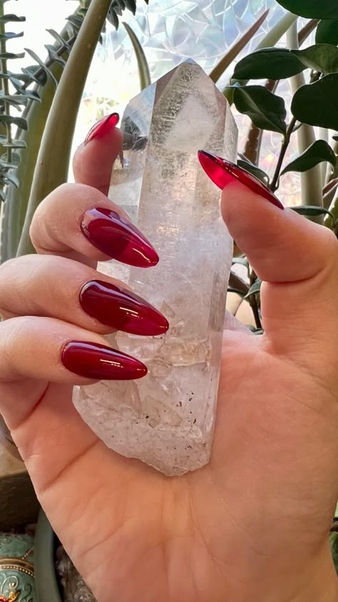 Translucent jelly red nails holding crystal Red Clear Gel Nails, Clear Red Nail Polish, Jelly Red Nails Acrylic, Jelly Red Almond Nails, Red Sheer Nails, Wine Red Jelly Nails, Clear Colored Nails, Red Translucent Nails, Deep Red Jelly Nails