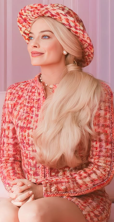 Margot Robbie as Barbie. A George Vreeland Hill pin. Barbie Movie Aesthetic, Barbie Movie Outfits, Barbie Margot Robbie, Jennifer Lopez Hair, Phil Robertson, Barbie Land, Real Life Barbie, Barbie Hairstyle, Margot Robbie Harley