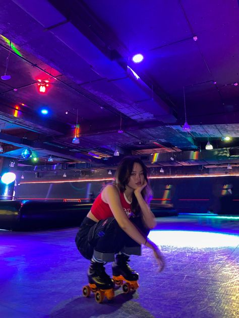 Roller Skating Instagram Pictures, Rollerskating Outfits Aesthetic, Aesthetic Roller Skating Pictures, Roller Skating Outfits Summer, Roller Skating Pics, Roller Skating Aesthetic Outfits, Rollerskating Aesthetic Outfit, Roller Skating Outfits Aesthetic, Roller Skating Poses