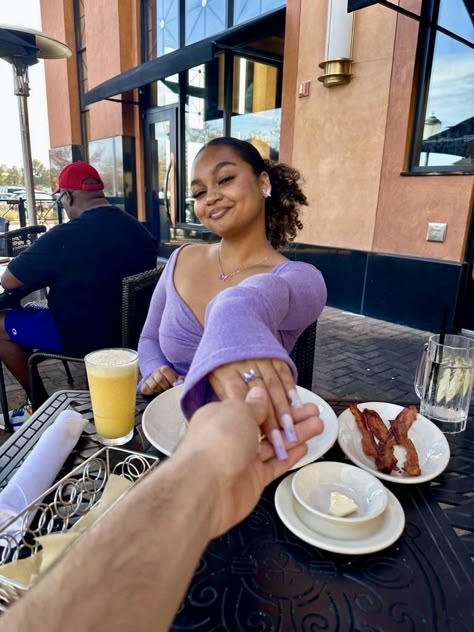 Brunch Date Pictures, Fall Couple Dates, 3rd Date Ideas, Date Outfit Ideas Women, Couple Date Pictures, Date Night Pictures Black Couples, Black Couple Picture Ideas, Brunch Date Aesthetic, Fine Dining Date