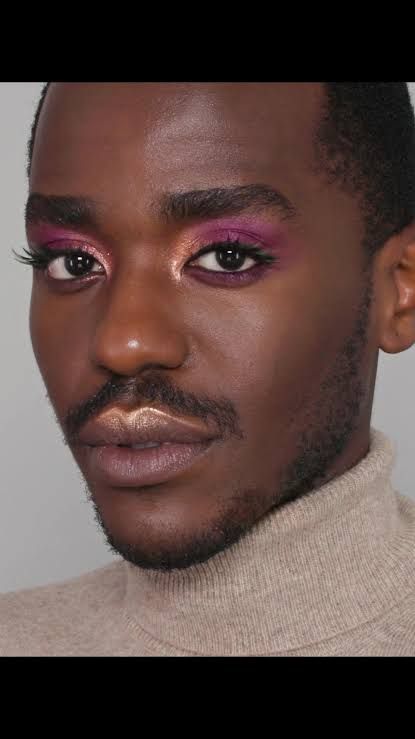 Black Drag Makeup, Contour For Men, Mens Eye Makeup, Makeup Looks For Men, Boys With Makeup, Subtle Purple Eye Makeup, Pretty Boy Makeup, Halloween Makeup Male, Men’s Makeup