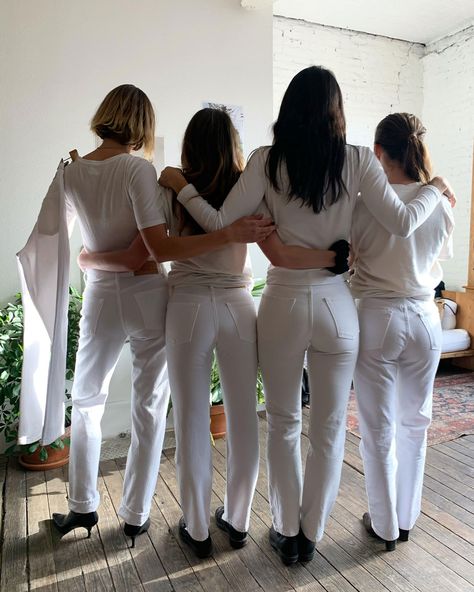 The 11 Best White Jeans—and How to Wear Them, According to Tonne Goodman | Vogue White Levis Jeans Outfit, 501 Jeans Outfit, Tonne Goodman, Levi Jeans Outfit, Neat Dress, White Jeans Summer, Best White Jeans, Boys Look, Ali Macgraw