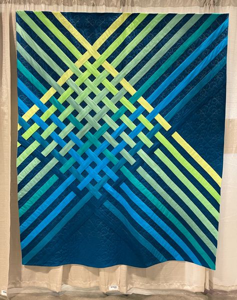 Fabric Weaving Projects, Contemporary Quilts Designs, New Quilt Patterns 2023, Interwoven Quilt Pattern, Woven Quilt Pattern, Modern Quilts Ideas, Art Quilts Inspiration, Quiltcon 2023, Geometric Quilt Patterns