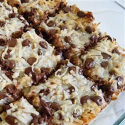 magic cookie bars. done. Eagle Brand Recipes, Desserts Nutella, Dolly Bars, Magic Cookie Bar Recipe, Hello Dollies, Smores Dessert, Magic Cookie Bars, Magic Bars, Delicious Deserts