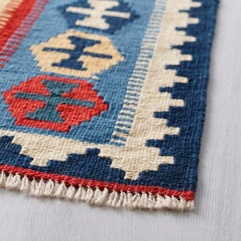 Persian Kilim Pattern, Ikea Rug, Artisan Rugs, Persian Pattern, Loom Weaving, Tapestry Weaving, How To Clean Carpet, Carpet Handmade, Weaving Techniques