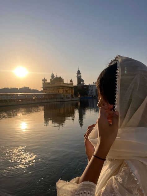 Golden Temple Poses, Amritsar Photoshoot, Amritsar Pic Ideas, Golden Temple Photo Ideas, Amritsar Photo Ideas, Amritsar Painting, Temple Poses For Women, Temple Photo Ideas, Golden Temple Photography