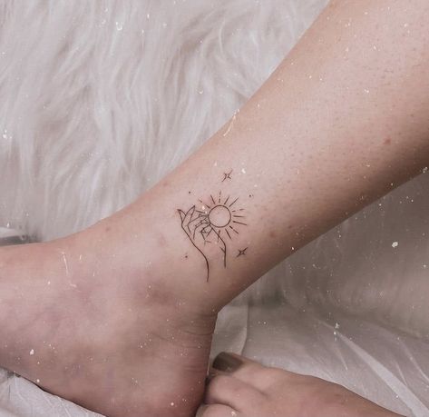 Holding Sun Tattoo, Top Back Tattoo For Women, Hand Holding Sun Tattoo, Top Back Tattoo, Tattoo Ideas With Flowers, Tattoo Clavicle, Back Tattoo For Women, Sun Tattoo Ideas, Tattoo Sun