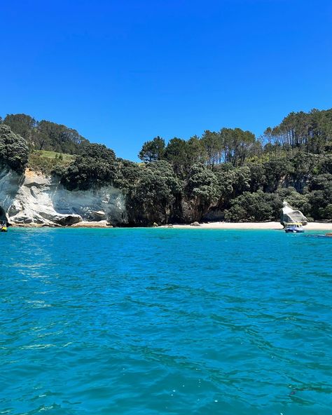 Cathedral Cove, Hahei Beach, Coromandel Peninsula, North Island, New Zealand www.greatnorthtours.co.nz Click the link in bio Coromandel Peninsula, Cathedral Cove, North Island New Zealand, Click The Link, Link In Bio, New Zealand, Quick Saves