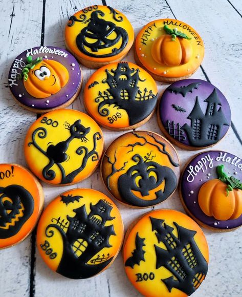 Halloween Cookies Ideas, Bat Cookies, Autumn Cakes, Halloween Sugar Cookies Decorated, Cookie Halloween, Autumn Apples, Bats Cookies, Cookies Decorated With Royal Icing, Halloween Cookies Decorated