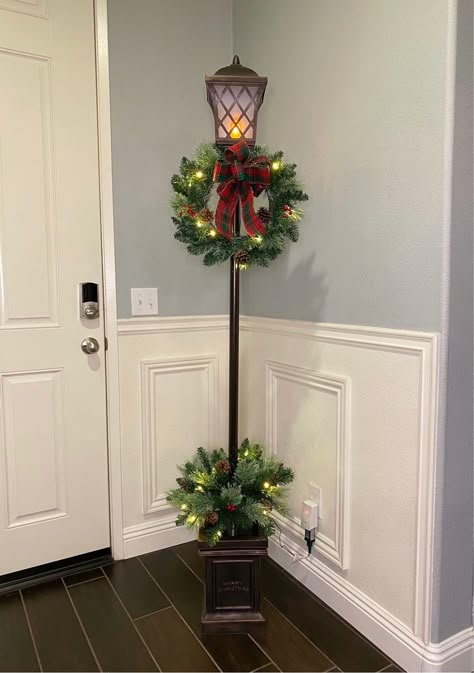 Lamp Posts Front Yard Driveways, Diy Lamp Post Prop, Christmas Light Post Decorations, Christmas Lamp Post Diy, Lamp Post Decorating Ideas, Wonderland Diy Decor, Diy Christmas Decor Outdoor, Lamp Post Christmas Decor, Diy Christmas Lamp Post