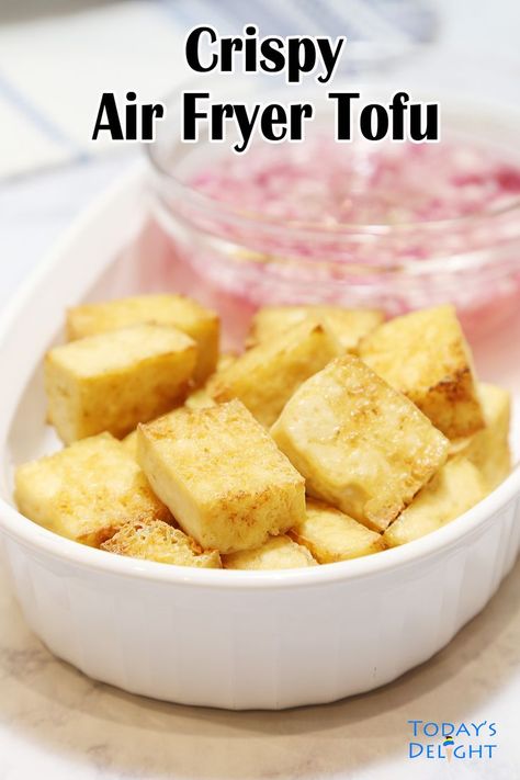 Cubed crispy air fryer tofu and a side of vinegar-red onion dip. Crispy Tofu Air Fryer, Airfryer Tofu, Tofu Air Fryer, Air Fried Tofu, Air Fryer Tofu, Keto Bbq Sauce, Tofu Cubes, Homemade Big Mac, Dairy Free Meals