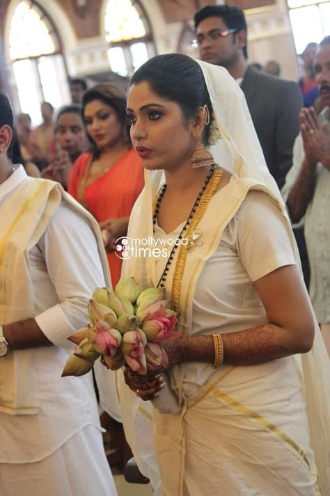 Chatta Mundu Kerala, Chattayum Mundum Wedding, Chatta Mundu Wedding, Chatta Mundu, Chattayum Mundum, Marriage Reception Dress, Wedding Dress Flowy Lace, Lotus Bouquet, Marriage Saree