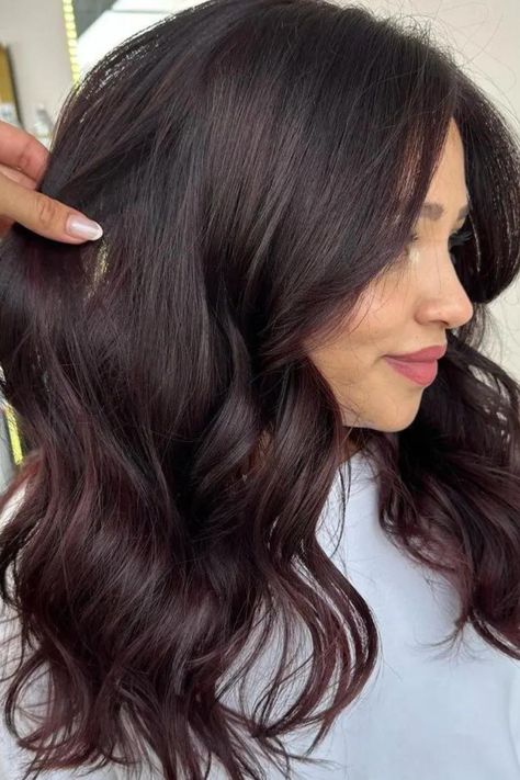 En revanche, le bordeaux est plus flatteur pour les filles au teint plus clair et aux tons de peau froids.
// Crédit photo : Instagram @amaniartistry Pelo Color Borgoña, Hair Color Burgundy, Burgundy Hair, Spice Things Up, Balayage, Hair Color, Hair Cuts, Hair Styles, Hair