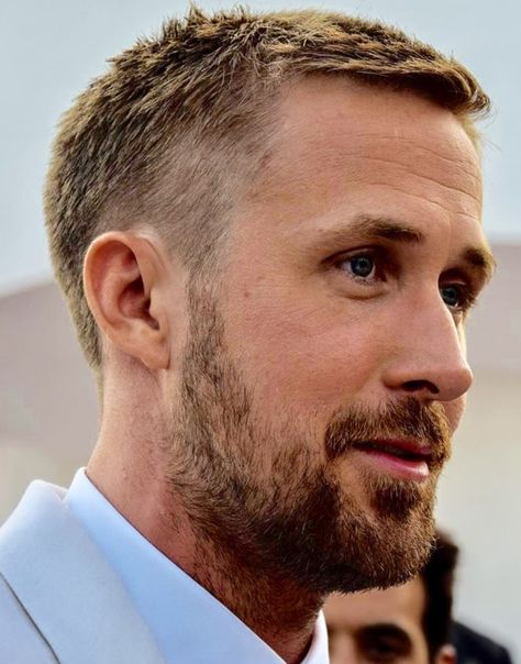 Ryan Gosling Short Hair, Ryan Gosling Hairstyle, Steve Mcqueen Haircut, Ryan Gosling Beard, Ryan Gosling Hair, Ryan Gosling Haircut, Buzz Cut For Men, Crew Cut Haircut, Men Fade Haircut Short