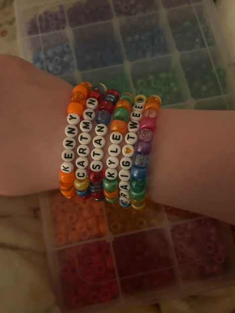 Kenny Bracelet, Kandi South Park, South Park Bracelet Ideas, South Park Bracelet, South Park Kandi, Chihiro Cosplay, Kandi Singles, Pulseras Kandi, Diy Kandi Bracelets