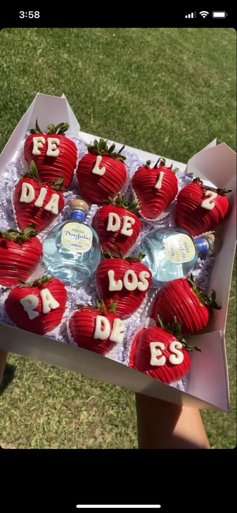 Flowers For Fathers Day, Fathers Day Baked Goods Ideas, Father’s Day Desserts Chocolate, Father’s Day Gift Strawberries, Fathers Day Strawberry Arrangements, Strawberry Father’s Day, Happy Father’s Day Chocolate Covered Strawberries, Father’s Day Treats Ideas, Fathers Day Chocolate Strawberries