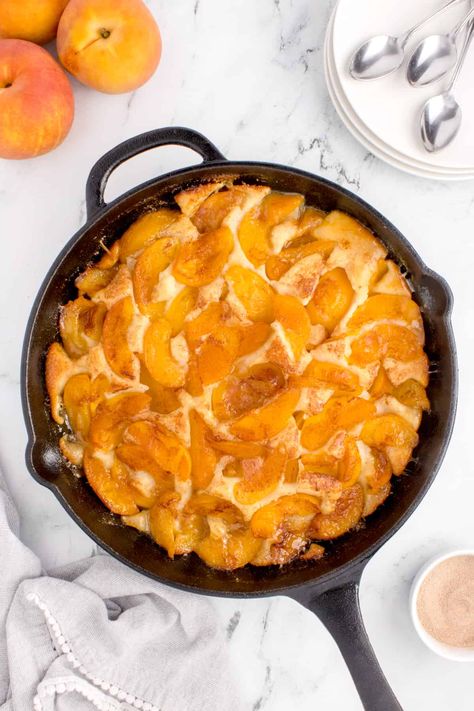 Camp Fire Peach Cobbler, Peach Cobbler In Cast Iron Skillet, Cast Iron Cobbler Recipe, Cast Iron Peach Cobbler Recipe, Peach Cobbler Cast Iron Skillet, Iron Skillet Peach Cobbler, Cast Iron Peach Cobbler, Campfire Cobbler, Can Peach Cobbler