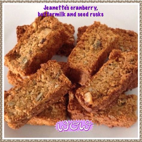 CRANBERRY, BUTTERMILK SEED RUSKS: 4 cups almond flour 2 teaspoons baking powder 1 teaspoon bicarb. A pinch of salt 1/2 cup xylitol 2 tablespoons coconut flour 1/4 cup desiccated coconut 1/4 cup pum… Almond Flour Rusks, Keto Rusks, Rusk Recipe, Food Lovers Recipes, Banting Recipes, Rock Recipes, Desiccated Coconut, Lchf Recipes, Pudding Cake