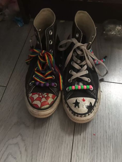 Colored On Converse, How To Add Beads To Converse, Things To Do With Converse Laces, Cute Shoe Designs Diy, Sharpie On Converse, Lacing Converse High Tops, Converse Accessories Diy, Stuff To Write On Converse, Customized Converse Ideas