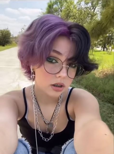 Split Hair Color Ideas Short, Split Dye On Short Hair, Vibrant Short Hair, Alt Hair Dye Short, Short Half Dyed Hair, Medium Length Haircut Nonbinary, Split Hair Color Short, Purple And Black Split Dye Short Hair, Short Split Dyed Hair With Bangs