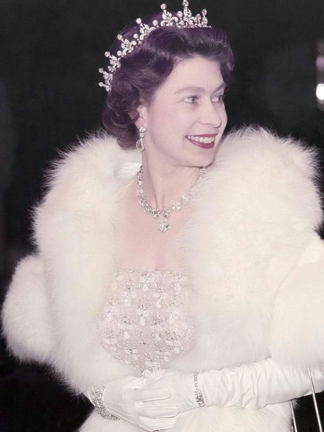 Young Queen Elizabeth, Rainha Elizabeth Ii, Queen E, Hm The Queen, Reine Elizabeth, Elisabeth Ii, British Royal Families, Princess Elizabeth, Isabel Ii