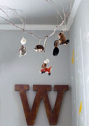 Homemade DIY tree branch baby mobile with forest animals decorations fox badger squirrel fox owl Homemade Crib, Forest Baby Nursery, Modern Crib Mobile, Enchanted Forest Nursery, Bos Baby, Forest Animal Nursery, Dreamy Nursery, Boy Nursery Themes, Diy Baby Mobile