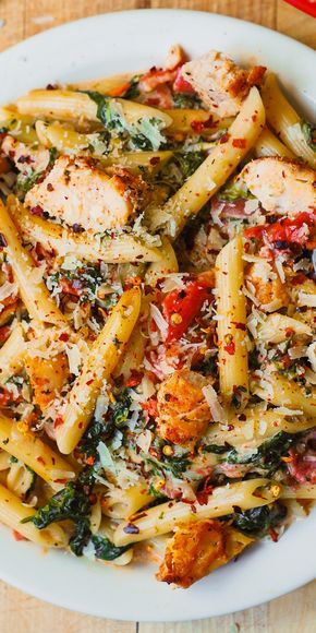 Pasta With Spinach And Tomatoes, Pasta Alfredo Con Pollo, Chicken And Bacon Pasta, Pasta With Spinach, Resep Pasta, Chicken And Bacon, Garlic Cream Sauce, Chicken Spinach, Bacon Pasta