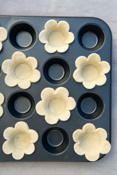 Lemon Daisy Tartlets | T8N Lemon Curd Flower Tartlets, Lemon Curd Daisy Cookies, Lemon Tartlets Recipe Mini Tart, Lemon Daisy Tarts, Garden Themed Desserts, Daisy Food Ideas, Lemon Tarts Mini Easy, Flower Lemon Tarts, Garden Party Desserts