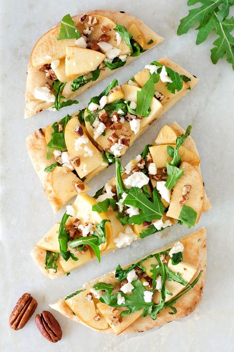 Prociutto Appetizers, Arugula Flatbread, Pear Pizza, Pear Honey, Recipes With Naan Bread, Chicken Flatbread, Flatbread Recipe, Bacon Potato, Diner Recept