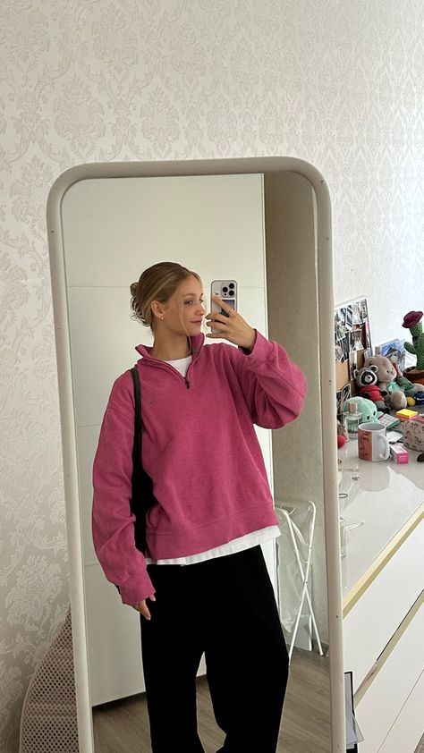 Dark Pink Sweater Outfit, Pink Sweater Outfit Fall, Pink Pullover Outfit, Amsterdam Girls, Dark Pink Sweater, Pink Sweater Outfit, Crewneck Outfit, Pullovers Outfit, Outfit Vintage