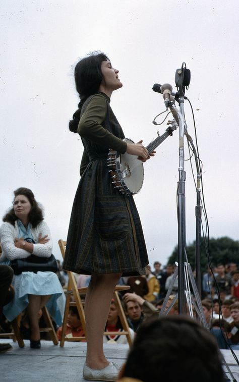 Newport Folk Festival, American Folk Music, A Well Traveled Woman, Folk Musician, Serial Experiments Lain, Music Girl, Joan Baez, Folk Festival, Studio 54