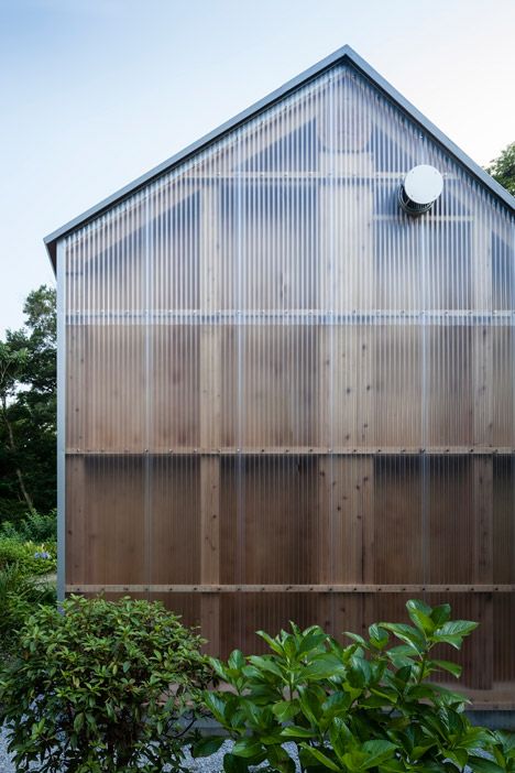 Photography studio by FT Architects features corrugated plastic walls Plastic Cladding, Gallery Photography, Backyard Studio, Wood Architecture, Corrugated Plastic, Facade Architecture, Wooden House, Facade Design, Architectural Inspiration