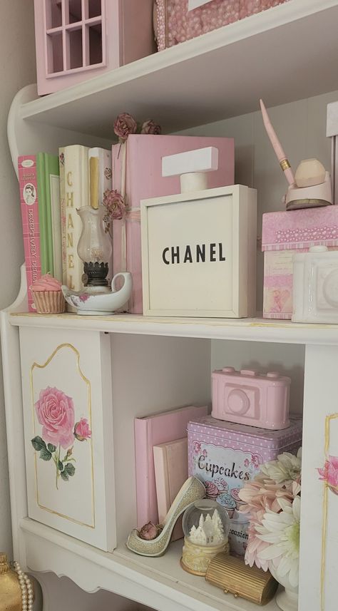 Coquette Bookshelf, Coquette Book Shelf, Shelf Inspo Coquette, Coquette Bookshelf Aesthetic, Rosas Aesthetic, Cute Pink Shelf, Aesthetic Rosa, Miffy Lamp, Study Desk Decor