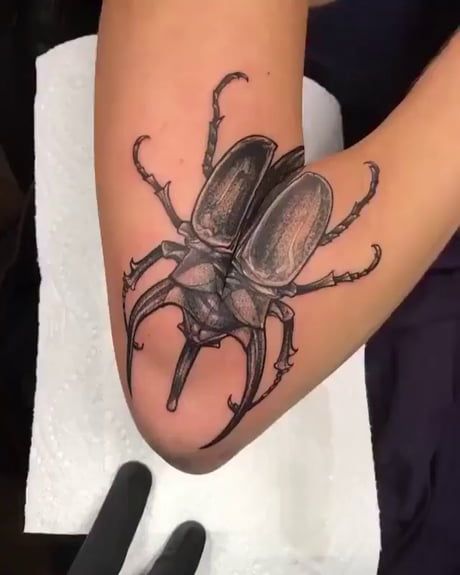 This Elbow beatle tattoo Tattoos Elbow, Beetle Tattoo, Bug Tattoo, Tattoo Trend, Elbow Tattoos, Tattoo Feminina, First Tattoo, Mini Tattoos, Finger Tattoos